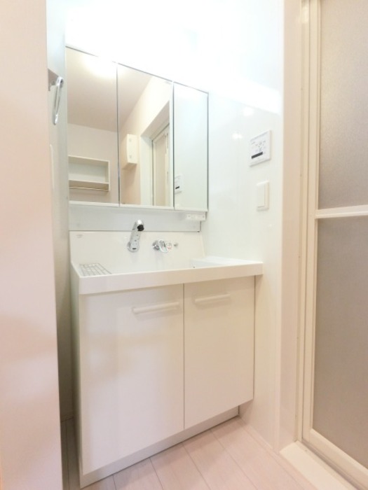 洗面設備　三面鏡（整理棚付き）洗髪洗面化粧台