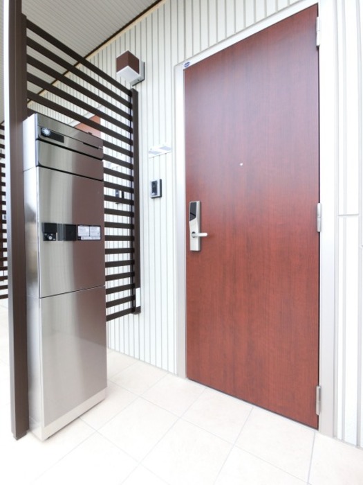 玄関　宅配ボックス付き・ＩＣカードキーの玄関