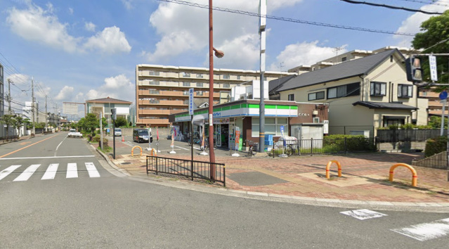 コンビニ　ファミリーマート摂津三島店（コンビニ）まで281m