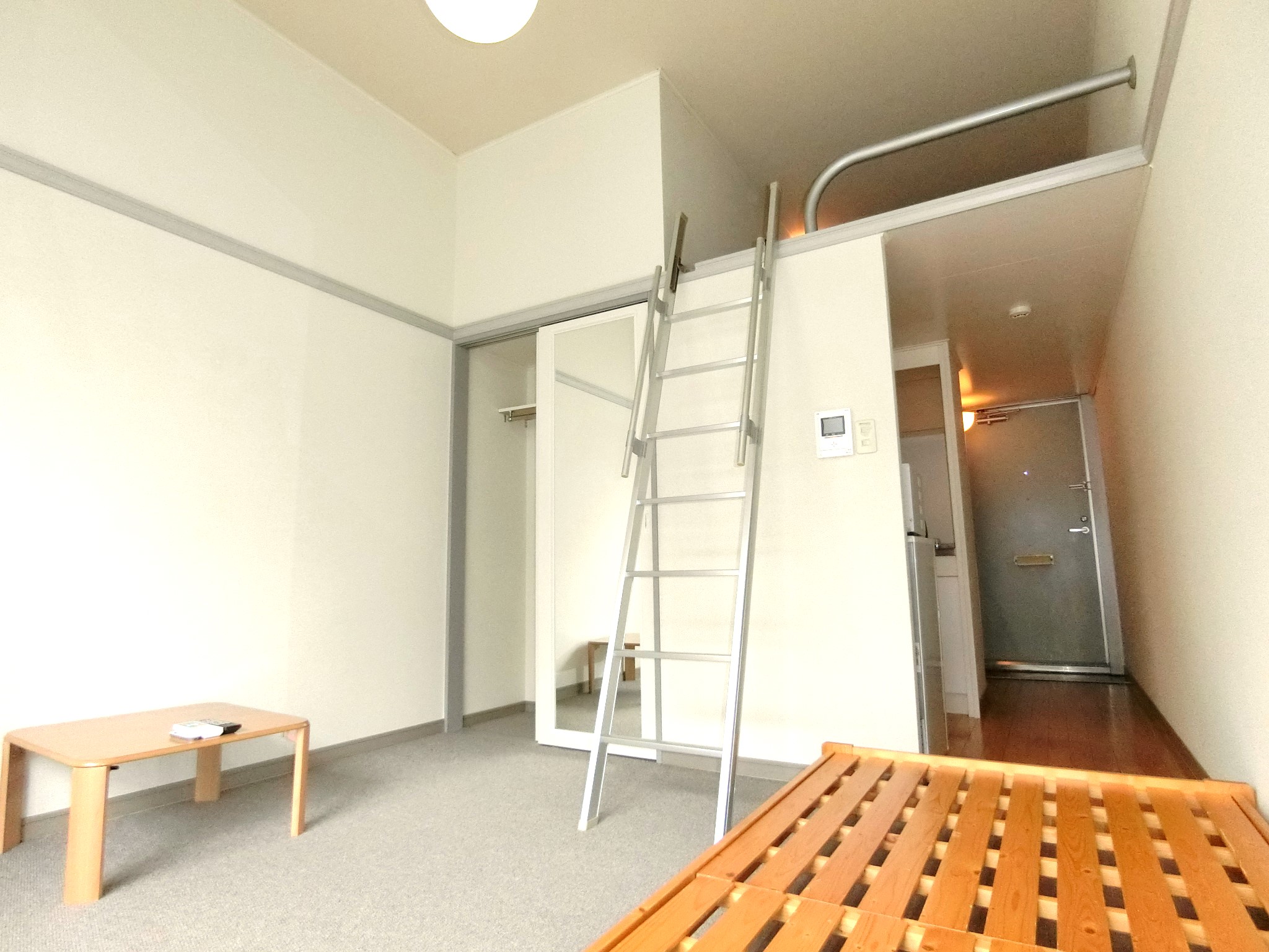 居室・リビング　上部にベッドスペース・クローゼット・照明・鏡を完備です☆