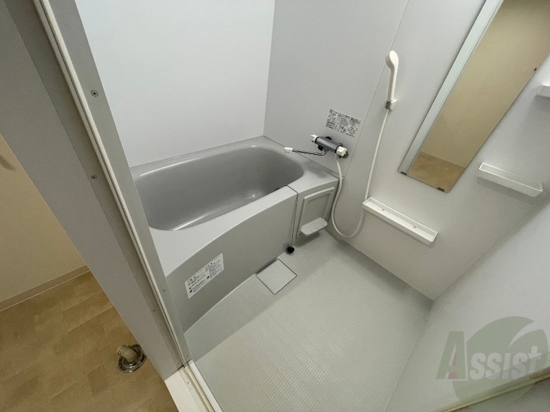バス・シャワールーム　お風呂です。広々したバスでゆっくりくつろげます。