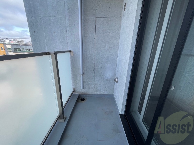 バルコニー　バルコニーは幅があり、広い印象を受けました。