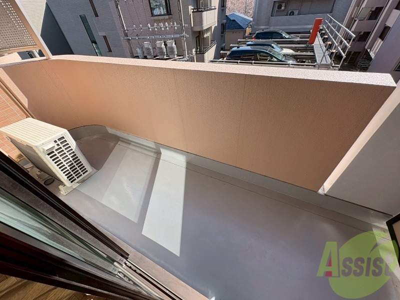 バルコニー　バルコニーは日当たりも良いので洗濯物もよく乾きそうですね。