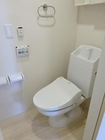 トイレ　落ち着いた色調のトイレです