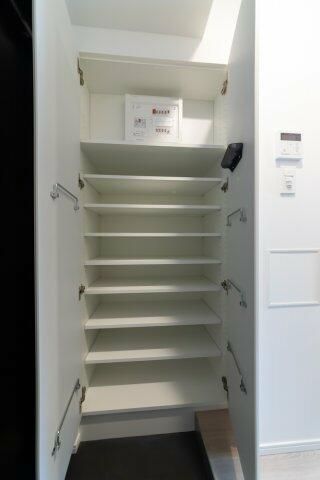 玄関　写真は同タイプ住居です。