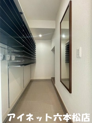 玄関　玄関収納も完備。