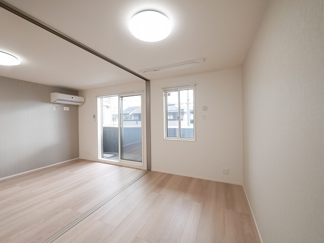 その他部屋・スペース　広くて明るい寝室