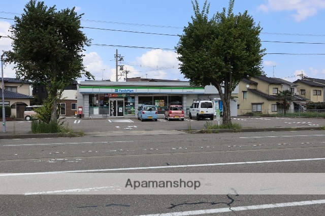 コンビニ　ファミリーマート（コンビニ）まで218m