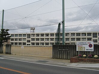 中学校　福崎西中学校（中学校）まで979m
