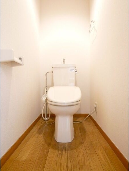 トイレ　落ち着いた色調のトイレです