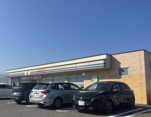 コンビニ　セブンイレブン 小松町新屋敷店（コンビニ）まで493m