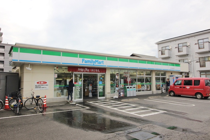 コンビニ　ファミリーマート（コンビニ）まで850m