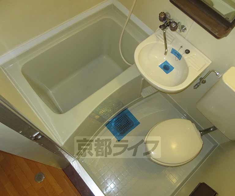 バス・シャワールーム　洗面台とトイレが一緒になったバスルームです！