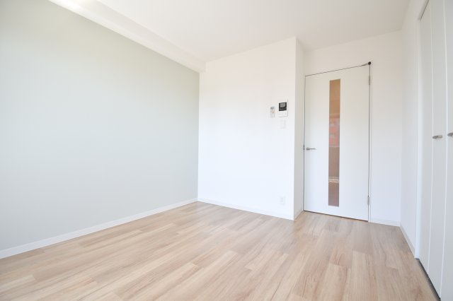 居室・リビング　エアコン付きのお部屋です