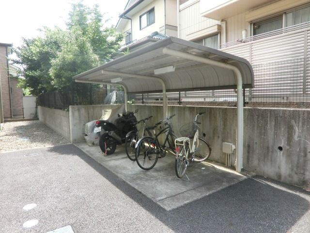 その他　屋根付きの駐輪場です