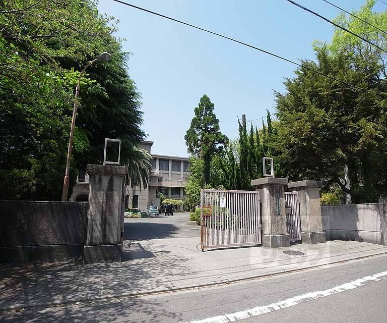 中学校　二条中学校（中学校）まで721m