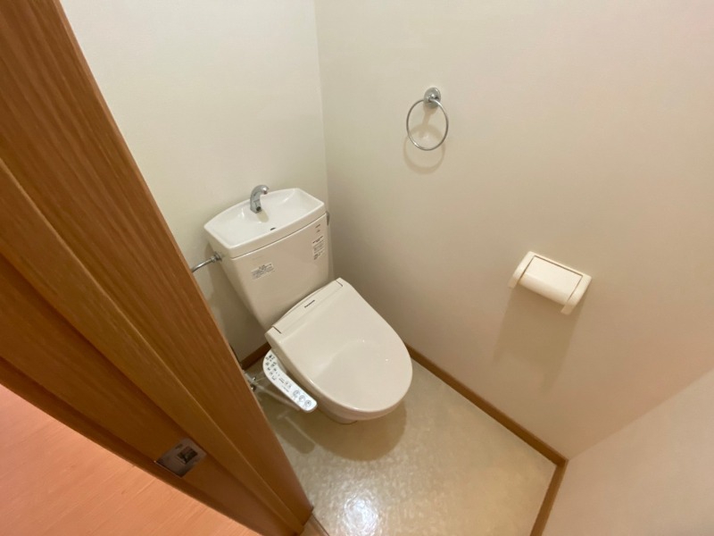 トイレ　ウォシュレット機能がついたトイレ。安心して使用できますね。
