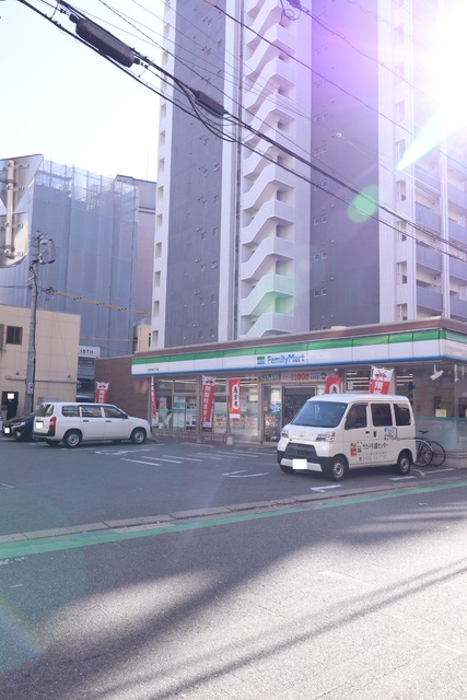 コンビニ　ファミリーマート博多駅南三丁目店（コンビニ）まで140m