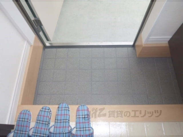 玄関　すぐ横に下駄箱あります。