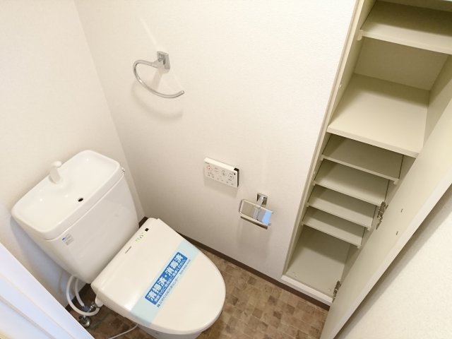 トイレ　トイレにも収納棚が豊富に取り揃っています。