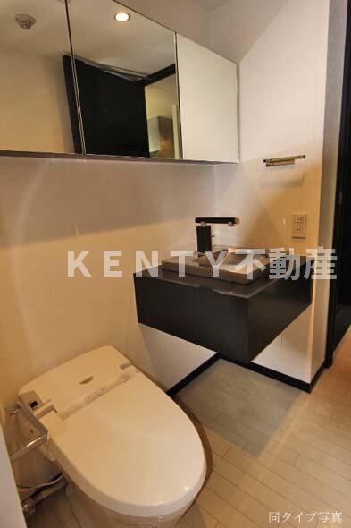 トイレ　落ち着いた色調のトイレです