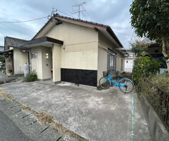建物外観　車は１台＋軽自動車１台駐車可能
