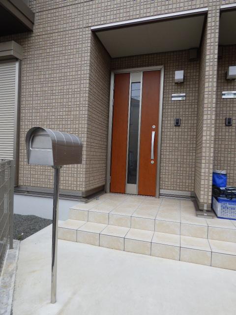 玄関　102は反転タイプ