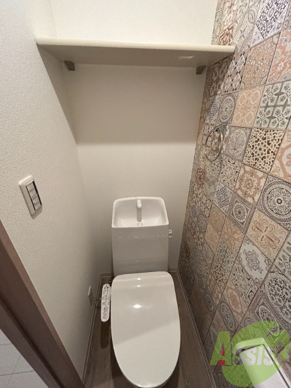 トイレ　トイレは便利なウォッシュレット機能付きです。