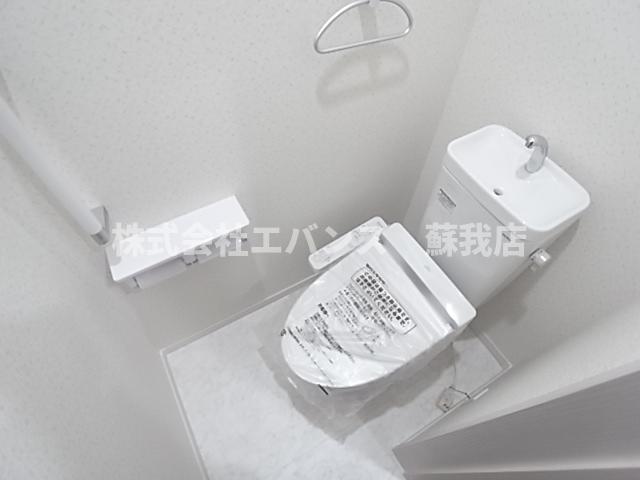 トイレ　落ち着いた色調のトイレです