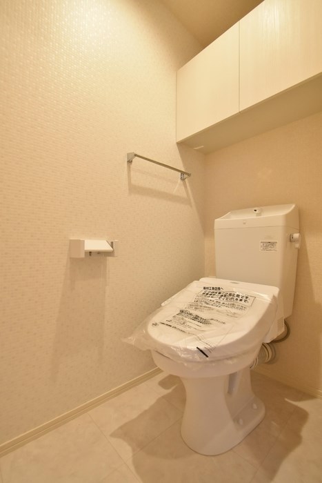 トイレ　温水洗浄便座付きトイレ！上部に戸棚があり収納できます