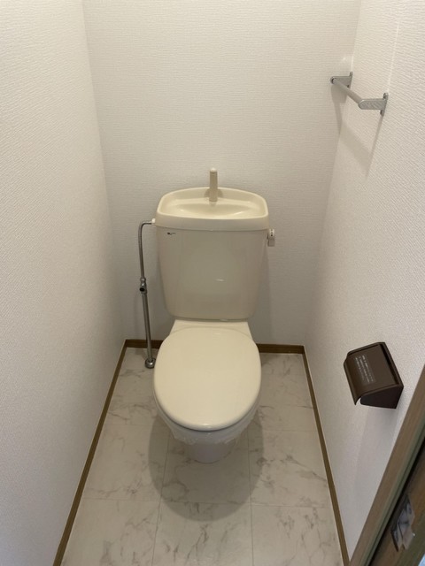 トイレ　【トイレ】別部屋の写真です。