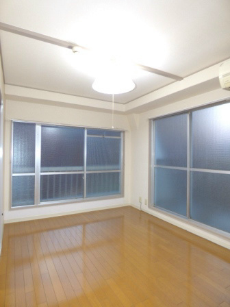木本マンションの居間写真