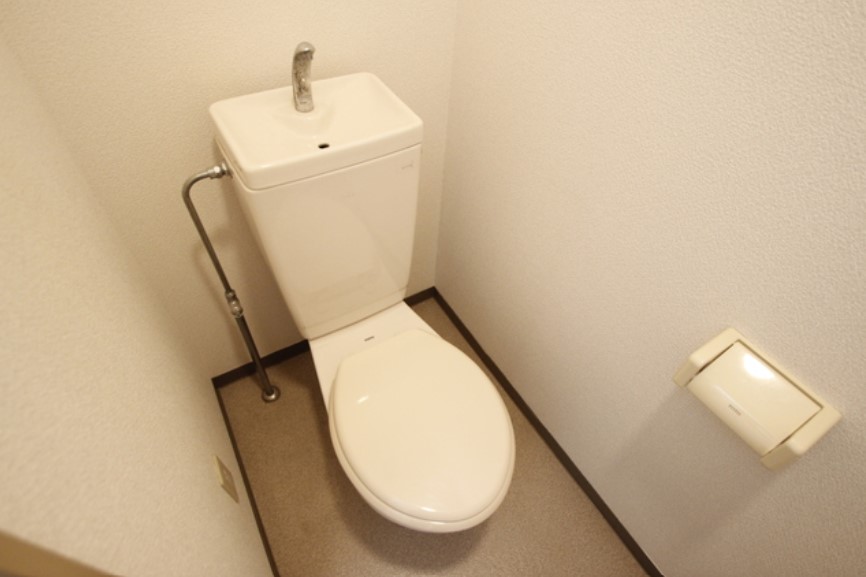 広島電鉄宇品線 県病院前駅 徒歩2分 3階建 築29年のトイレ写真