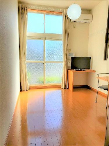 レオパレスWINの居間写真