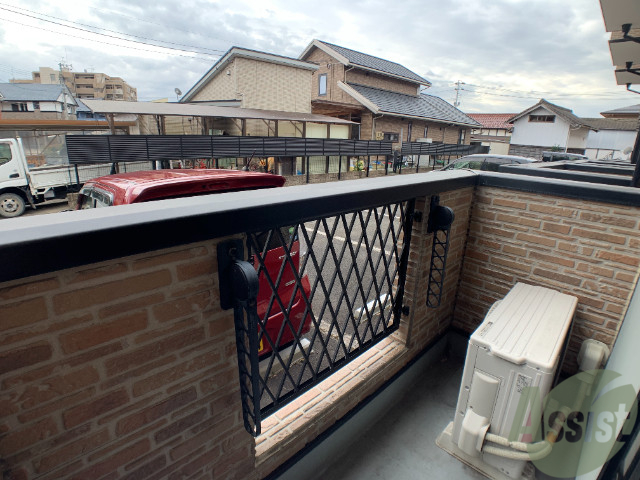 バルコニー　バルコニーには洗濯物が干せるようになっています。