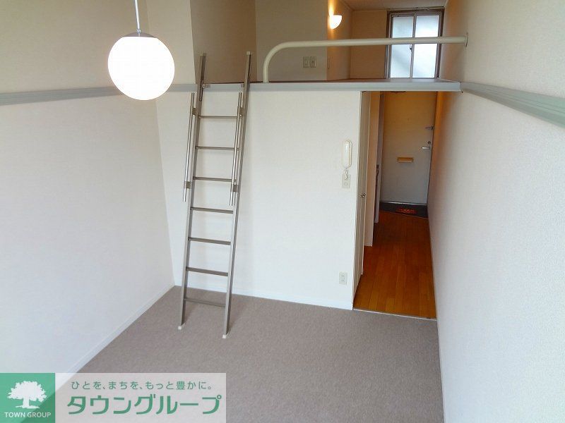 レオパレスブランシェ海老名IIの居間写真