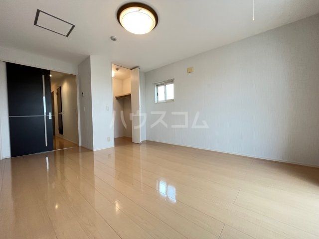 ロイヤルヒル共栄 IIの居間写真