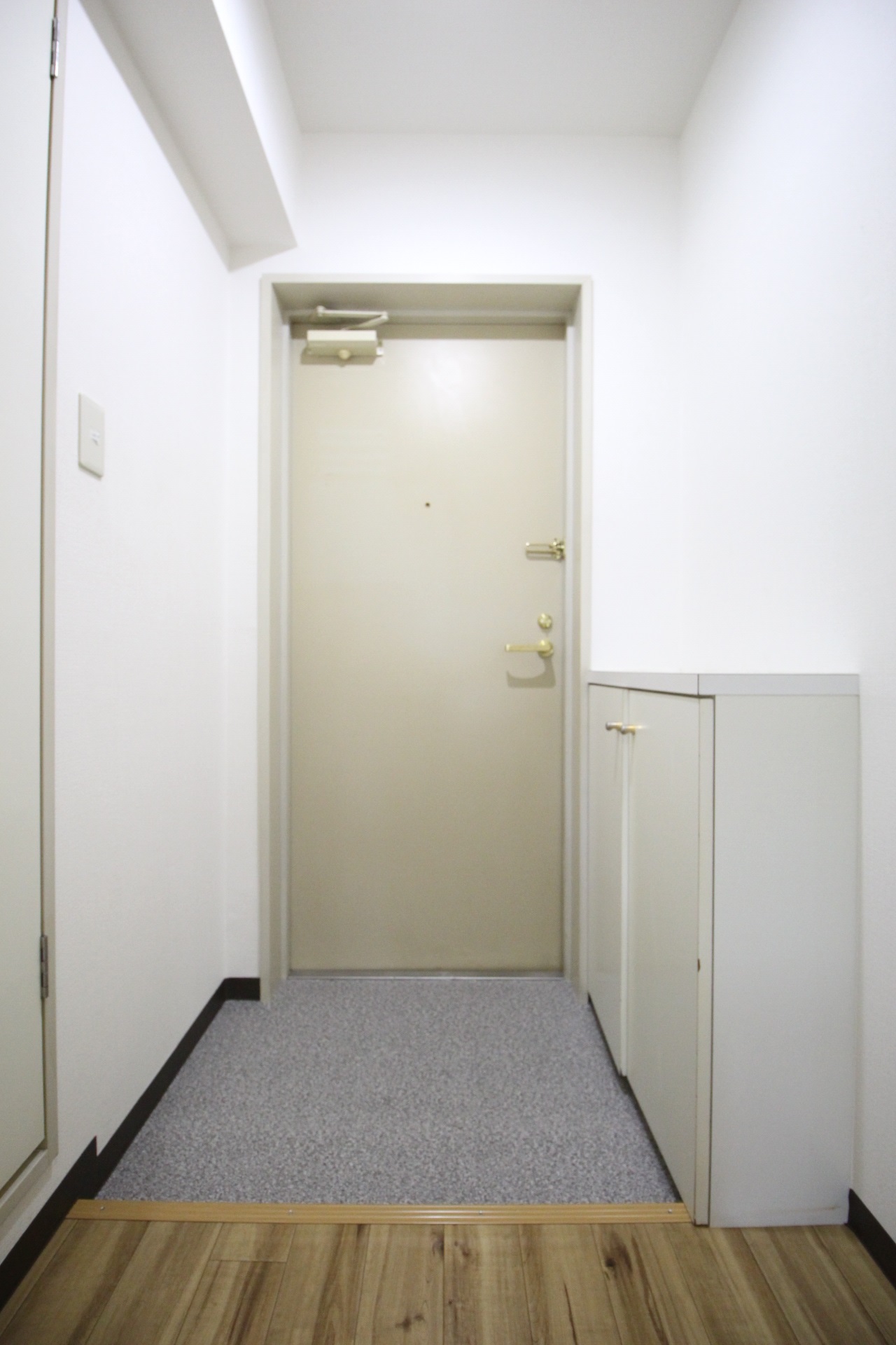 パインヒルズ西ヶ原の玄関写真