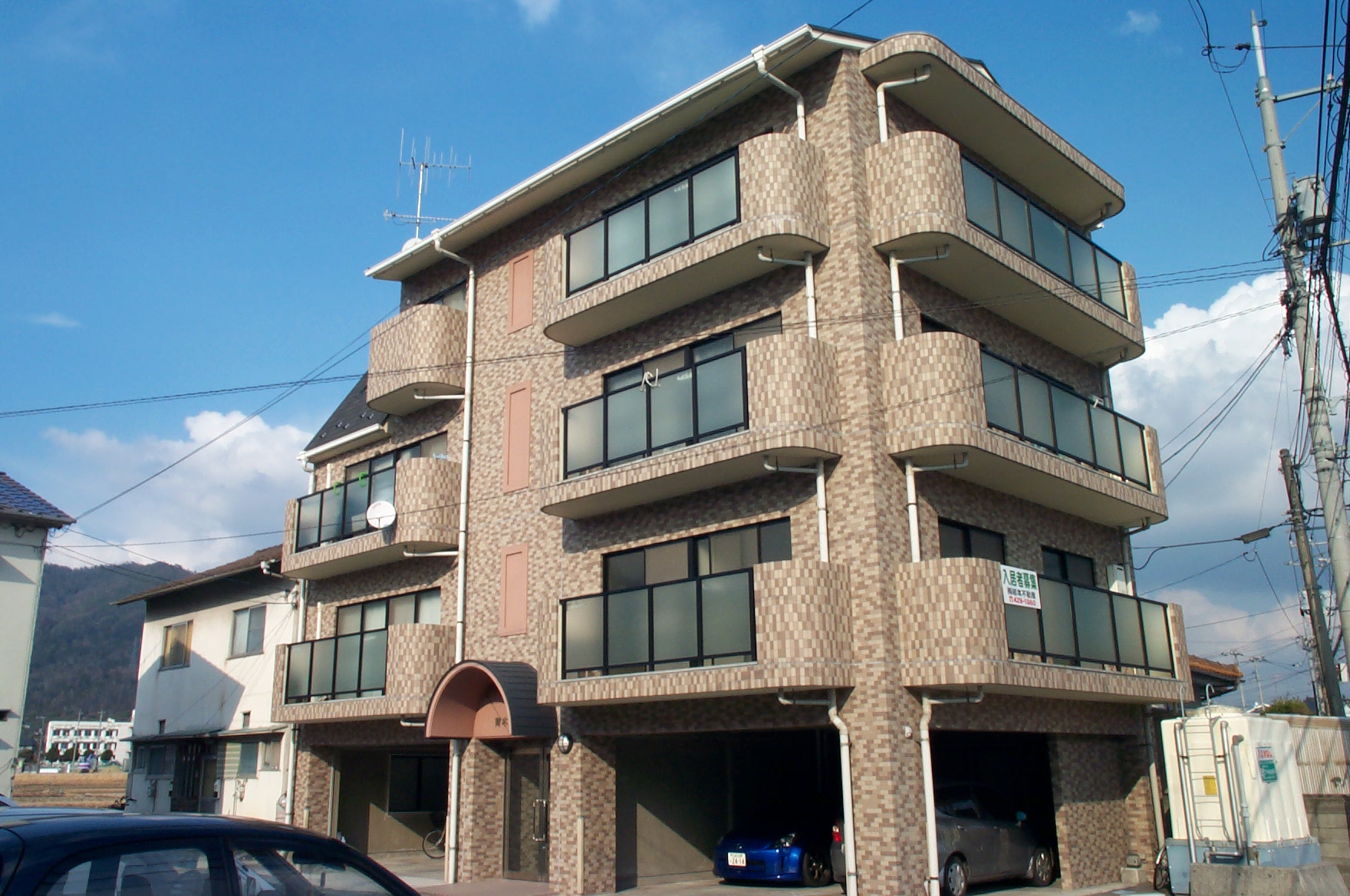 東広島市八本松町飯田のマンションの建物外観