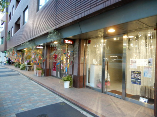 ショッピングセンター　商店並び（ショッピングセンター）まで50m