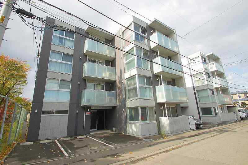建物外観　来客者の確認ができるTVモニターホンが設置されています。