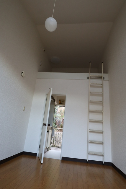 居室・リビング　天井高く開放感あります