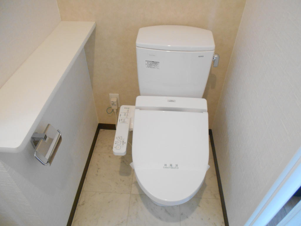 トイレ　WC、ウォシュレット設備付き