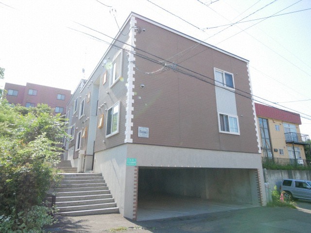札幌市豊平区月寒西四条のアパートの建物外観