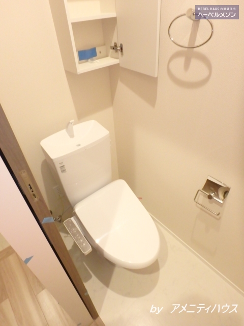 トイレ　●温水洗浄暖房便座付きの快適なトイレスペース。