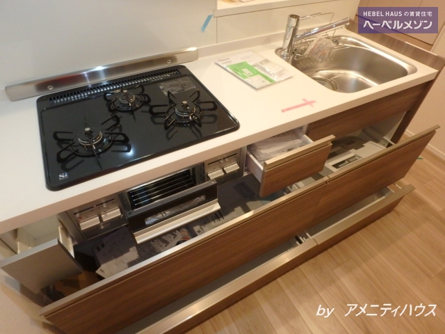 キッチン　●３口ガスコンロ・グリル付きのシステムキッチン。