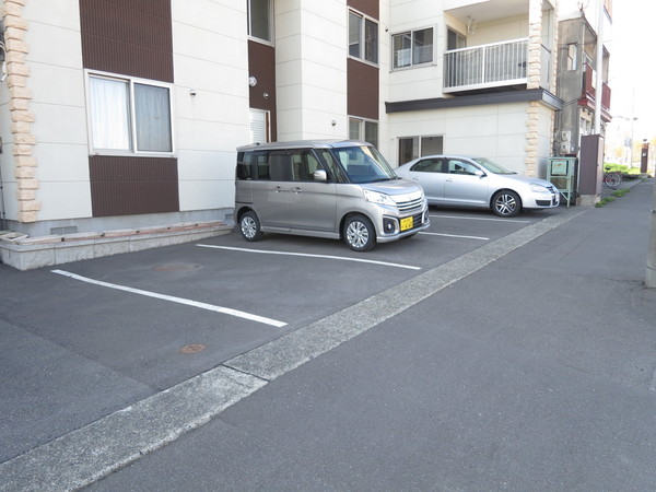 【旭川市金星町のアパートの駐車場】