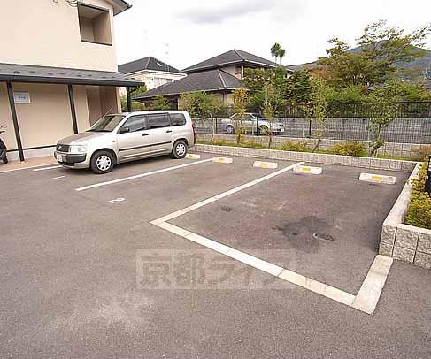 【京都市左京区岩倉中大鷺町のアパートの駐車場】