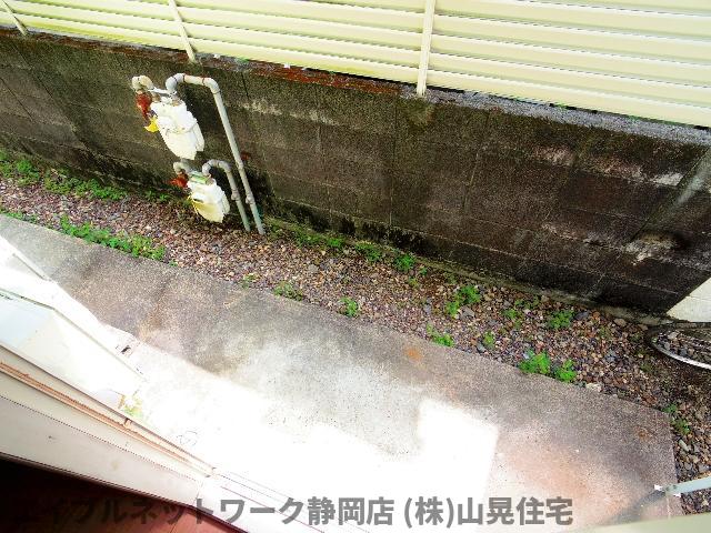 【静岡市葵区籠上のアパートの庭】