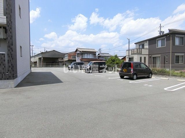 【津市久居元町のマンションの駐車場】